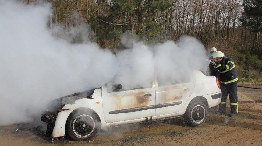 İzmit&rsquo;te Seyir Halinde Yanan Otomobil K&uuml;le D&ouml;nd&uuml;
