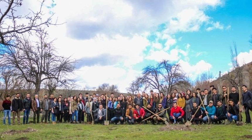 Yeni Dodurga Mesire Alanında 100 Fidan Toprakla Buluştu