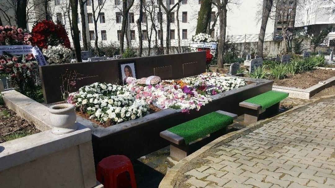 Mina Başaranın Mezarı G&uuml;l Ve &Ccedil;i&ccedil;eklerle Donatıldı