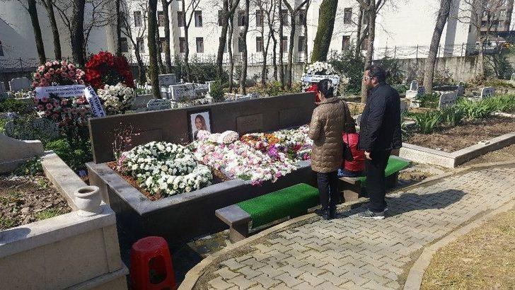 Mina Başaranın Mezarı Gül Ve Çiçeklerle Donatıldı G2