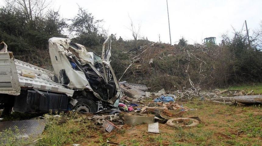 Tarlaya U&ccedil;an Kamyonun Şof&ouml;r&uuml; Hayatını Kaybetti