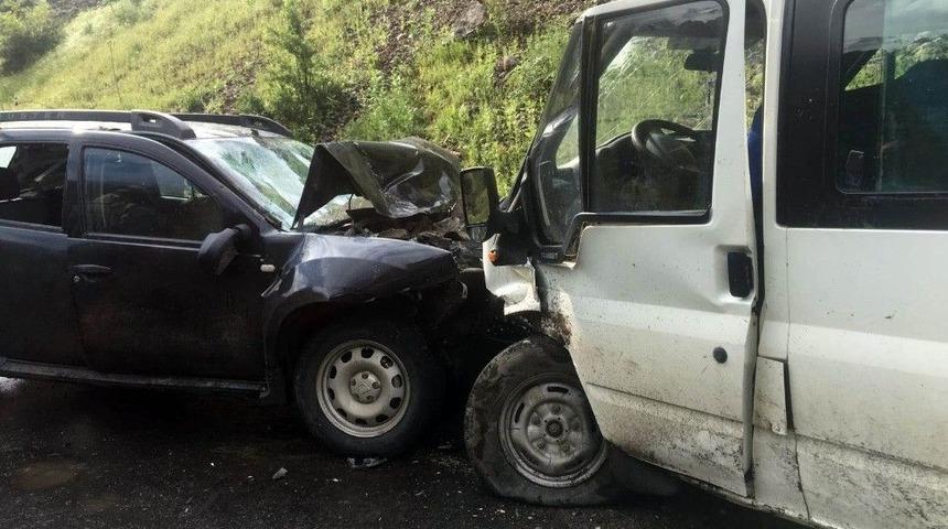 Şırnak&rsquo;ta &Ouml;ğrenci Servisi İle Otomobil &Ccedil;arpıştı: 1&rsquo;i Ağır 8 Yaralı