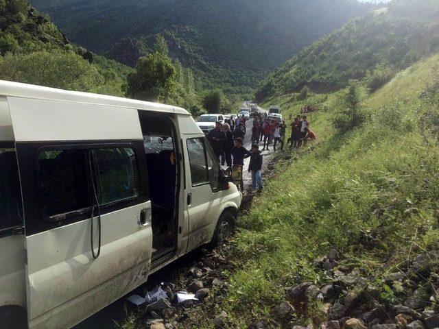 Şırnak’ta Öğrenci Servisi İle Otomobil Çarpıştı: 1’i Ağır 8 Yaralı