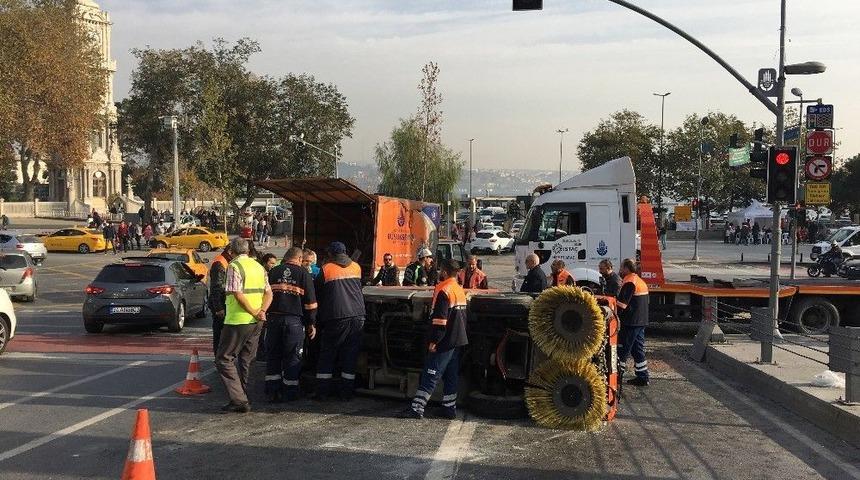 Bomonti-dolmabah&ccedil;e T&uuml;neli &Ccedil;ıkışında Temizlik Aracı Devrildi