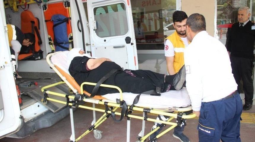 Otomobilin &Ccedil;arptığı Yaşlı Kadın Yaralandı