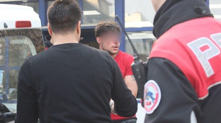 Alkoll&uuml; Ve Ehliyetsiz Yakalanınca Polis Arabasının Camını Kırdı