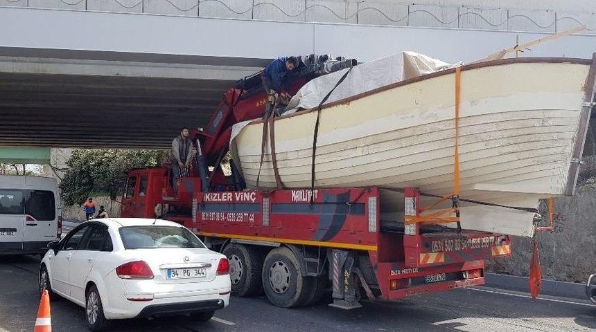 Kamyonun &Uuml;st Ge&ccedil;ide &Ccedil;arptığı Yerde Facia Ucuz Atlatıldı