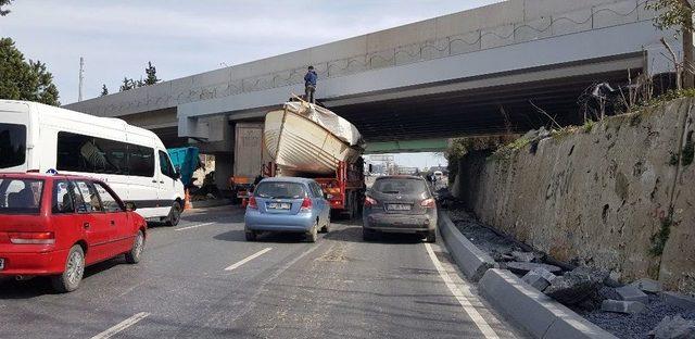 Kamyonun Üst Geçide Çarptığı Yerde Facia Ucuz Atlatıldı