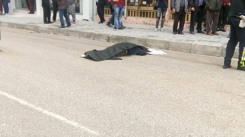 Kaldırımdan D&uuml;şen Yaşlı Adam Mikserin Altında Kalarak &Ouml;ld&uuml;