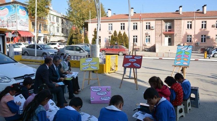 Taburede Kitap Okudular