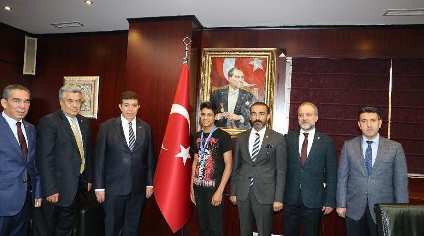 Gto, Kick Boks Şampiyonunu &Ouml;d&uuml;llendirdi