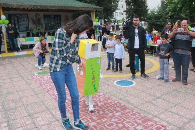 Minik Öğrencilerden Atık Malzemelerle Defile