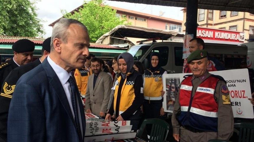 Vali Trafik G&uuml;venliğine Dikkat &Ccedil;ekmek İ&ccedil;in 100 Promil Alkoll&uuml; G&ouml;zl&uuml;kle Topa Vurdu