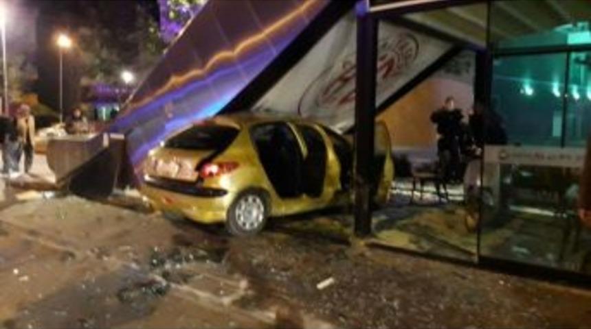 Rus Kadın Otomobille B&uuml;feye Girdi