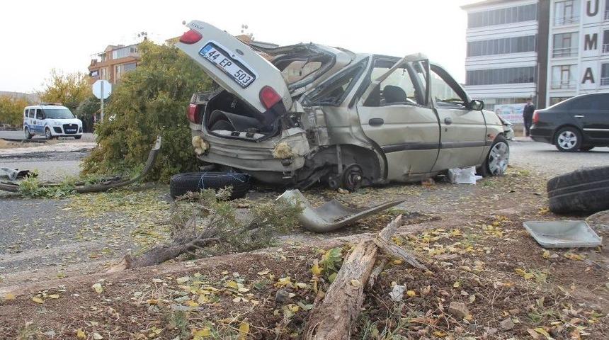 16&rsquo;lık S&uuml;r&uuml;c&uuml; Ref&uuml;je &Ccedil;arptı: 4 Yaralı