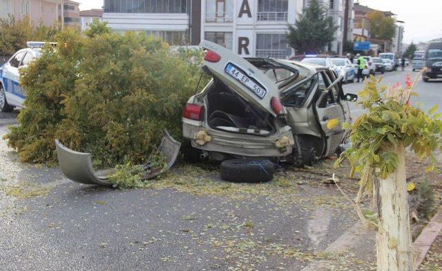 16’lık Sürücü Refüje Çarptı: 4 Yaralı