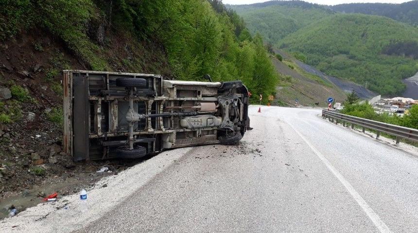 Yoldan &Ccedil;ıkan Kamyon Devrildi: 1 Yaralı