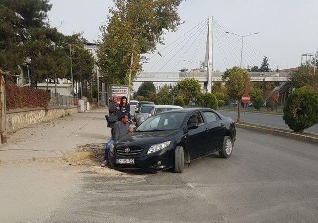 Otomobil Çukura Düştü