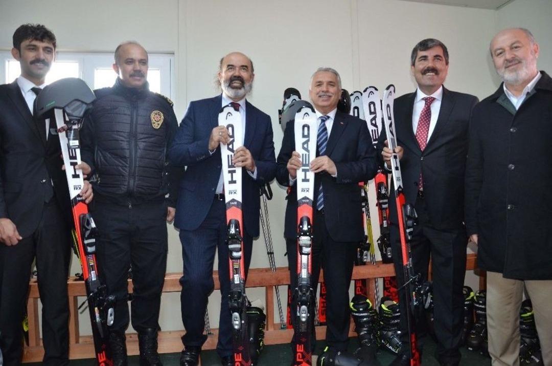 Gen&ccedil;ler İ&ccedil;in Tesisler A&ccedil;ıldık&ccedil;a Y&uuml;zler G&uuml;l&uuml;yor