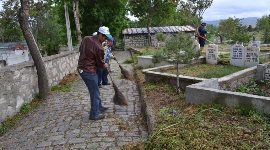 Şuhut Asri Mezarlıkta Ramazan Ayı Hazırlıkları Devam Ediyor