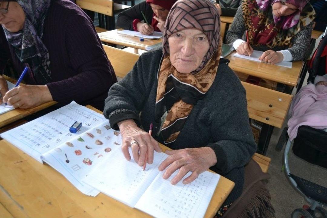 85 Yaşında Okuma Yazma &Ouml;ğreniyor