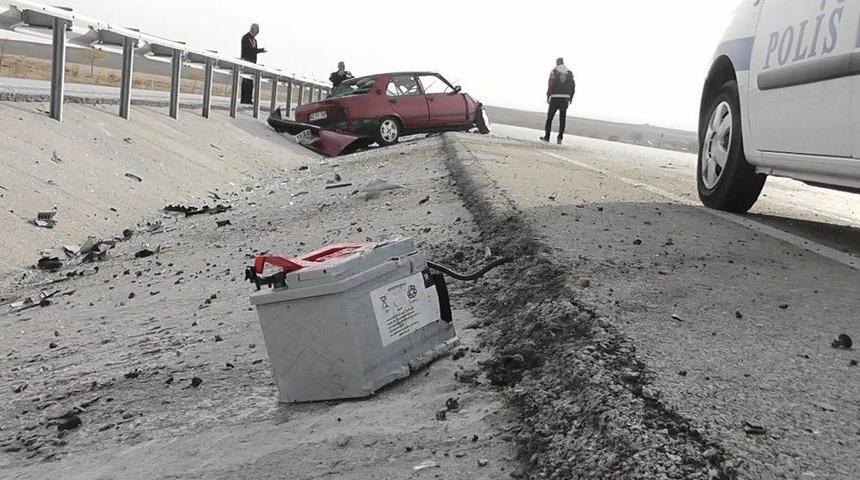 Kontrolden &Ccedil;ıkan Otomobil Bariyerlere &Ccedil;arptı: 1 Yaralı