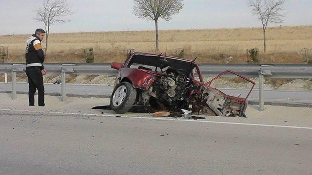 Kontrolden &Ccedil;ıkan Otomobil Bariyerlere &Ccedil;arptı: 1 Yaralı 1