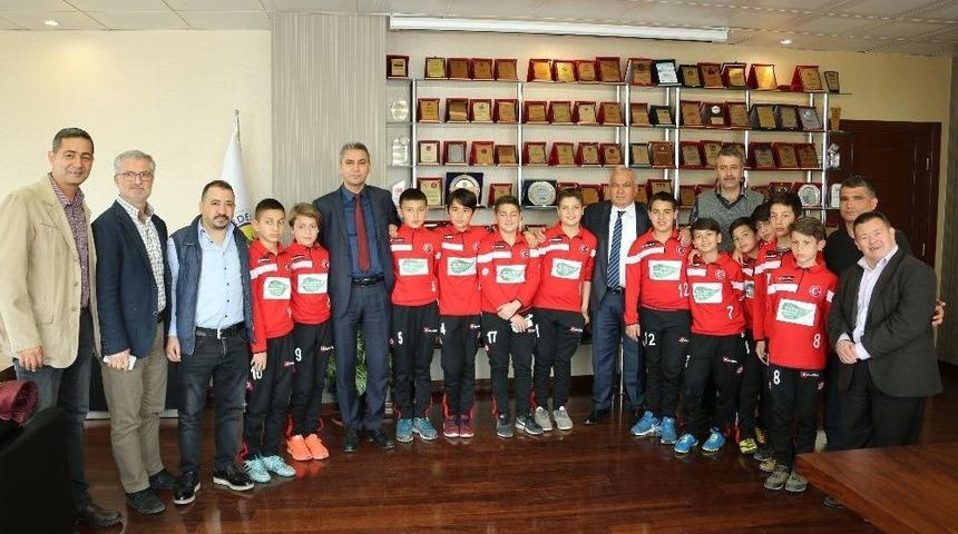 Şampiyon Sporcular Başkan Tollu&rsquo;yu Ziyaret Etti