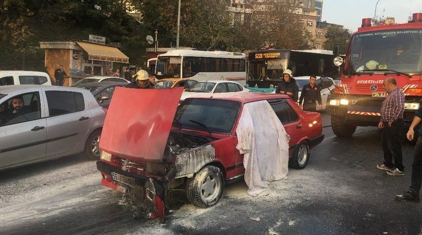 İstanbul&rsquo;da E-5 Karayolunda Otomobil Yangını