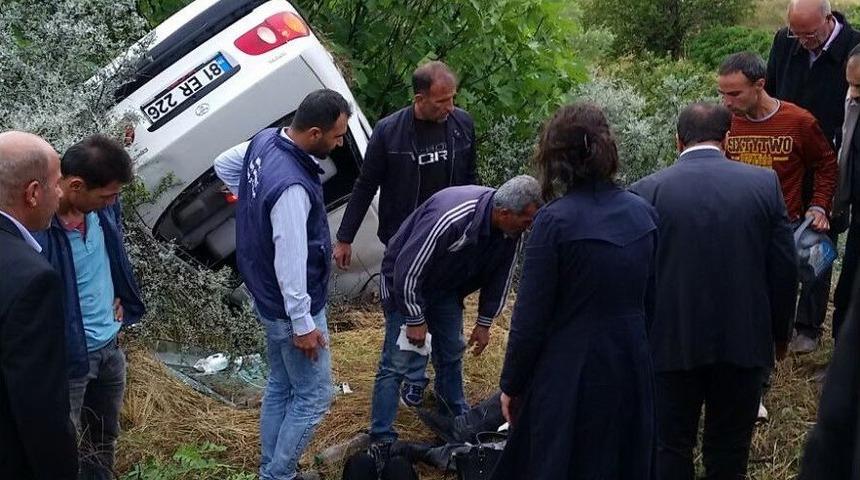 Kahta’da Otomobil Şarampole Yuvarlandı: 3 Yaralı