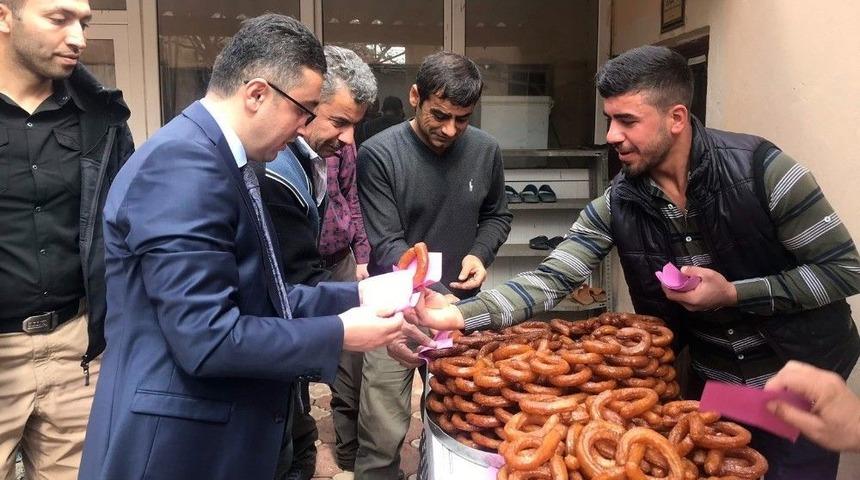 Kaymakam Tekin Vatandaşlara Tatlı Dağıttı