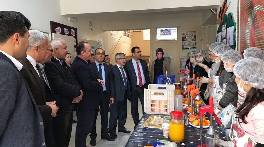 Öğrenciler Sağlıklı Beslenmenin Önemine Taze Meyve Suyuyla Dikkat Çekti