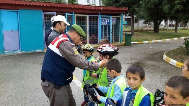 Jandarmadan Miniklere Trafik Eğitimi