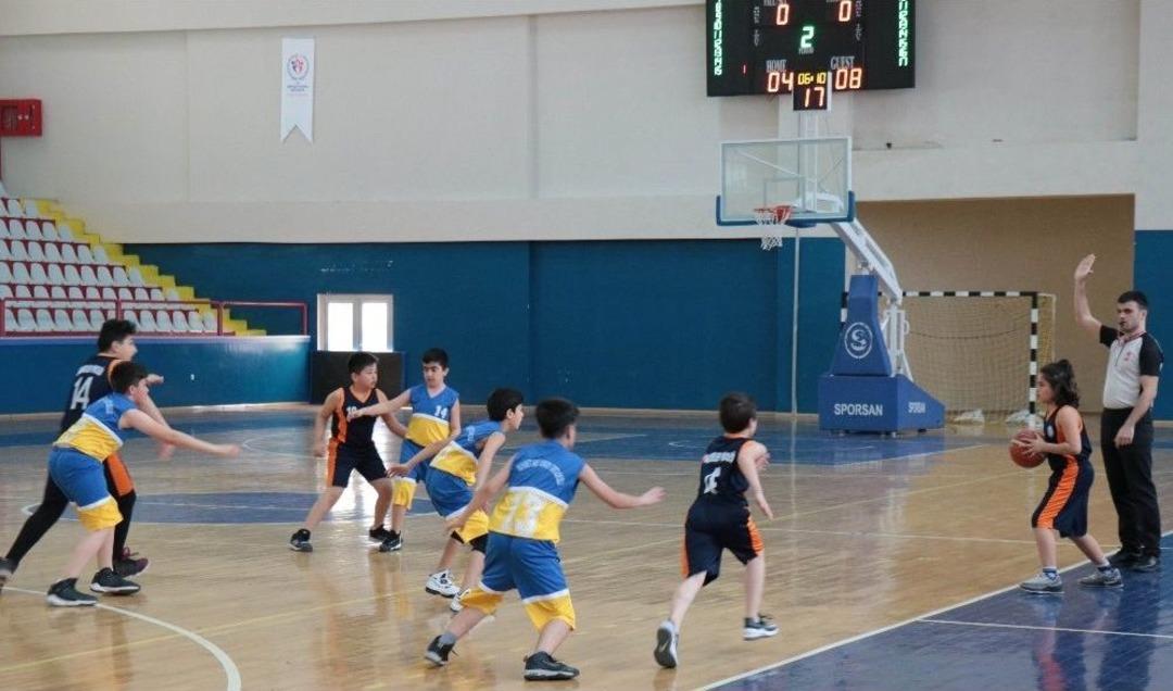 Kardelen Koleji Basketbol Takımı Yarı Final Yolunda