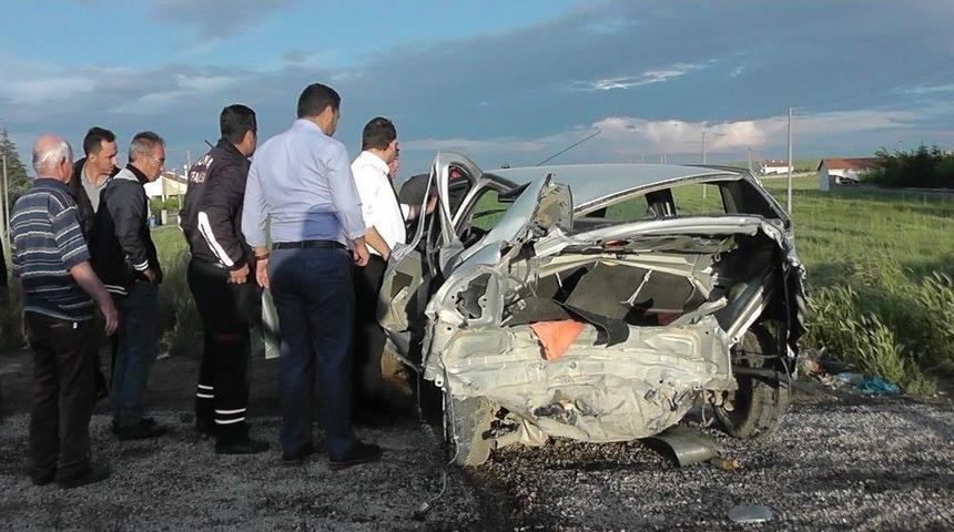 İki Otomobil &Ccedil;arpıştı Yaralılara İlk M&uuml;dahaleyi Başhekim Yaptı