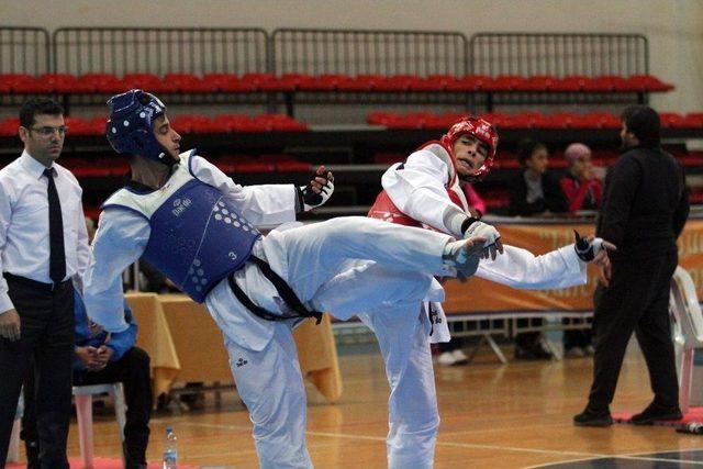 Alanya’da Taekwondo Gençler Grup Maçları