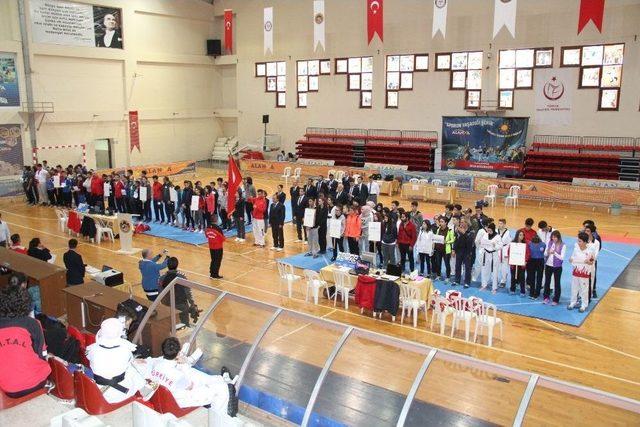 Alanya’da Taekwondo Gençler Grup Maçları