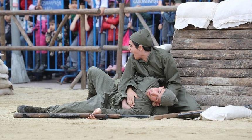 &Ccedil;anakkale Zaferi, Gaziosmanpaşa Meydanı&rsquo;nda Yeniden Canlandırıldı