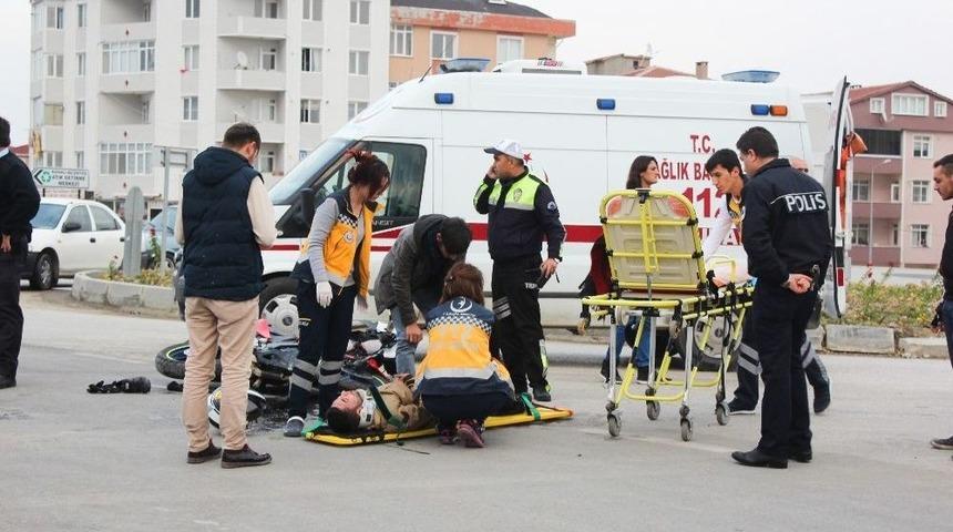 Otomobil Motosiklete &Ccedil;arptı: 1 Yaralı