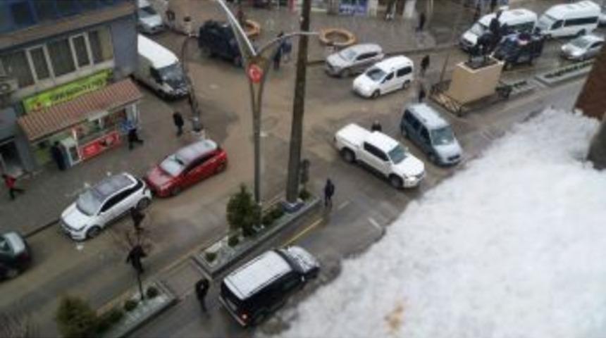 Hakkari&rsquo;de Kısa S&uuml;reli Dolu Yağışı
