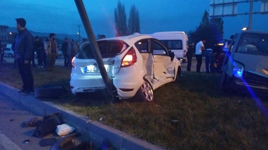 Gediz&rsquo;de Trafik Kazası: 2 Yaralı