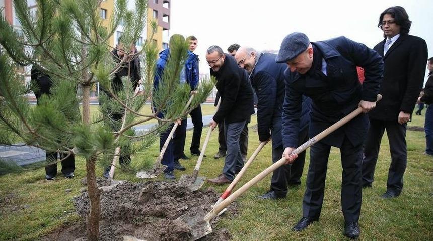 Başkan &Ccedil;olakbayrakdar, Tıp Bayramını Fidanlarla Ta&ccedil;landırdı