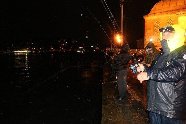 Sağanak Yağmur Boğaz’daki Olta Balıkçılarına Yaradı