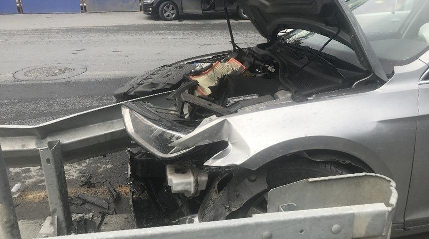 (&ouml;zel) Motosikletlinin Sıkıştırdığı Otomobil Bariyerlere Ok Gibi Saplandı