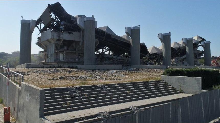 (&ouml;zel) Abdi İpek&ccedil;i Spor Salonu&rsquo;nun Y&uuml;zde 90&rsquo;ı Yıkıldı