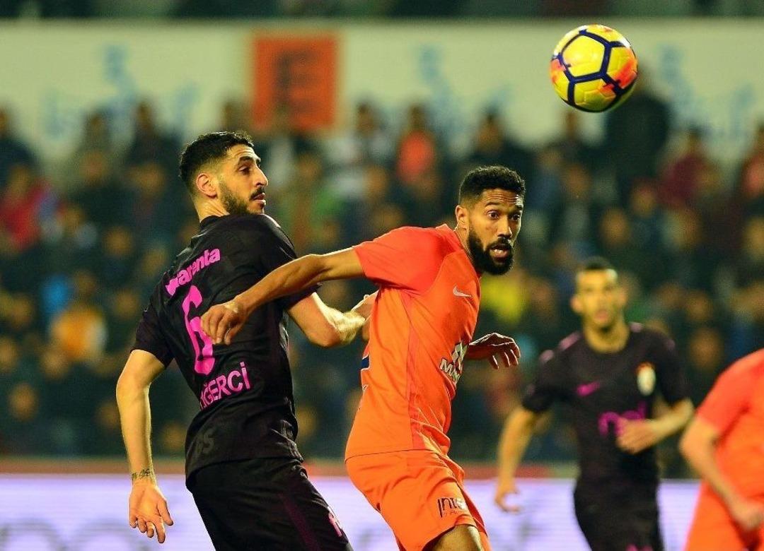 S&uuml;per Lig: Medipol Başakşehir: 2 - Galatasaray: (ilk Yarı)