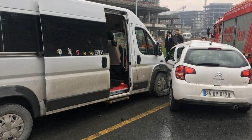 (&ouml;zel) Kağıthane&rsquo;de Servis Aracı Otomobile &Ccedil;arptı: 11 Yaralı