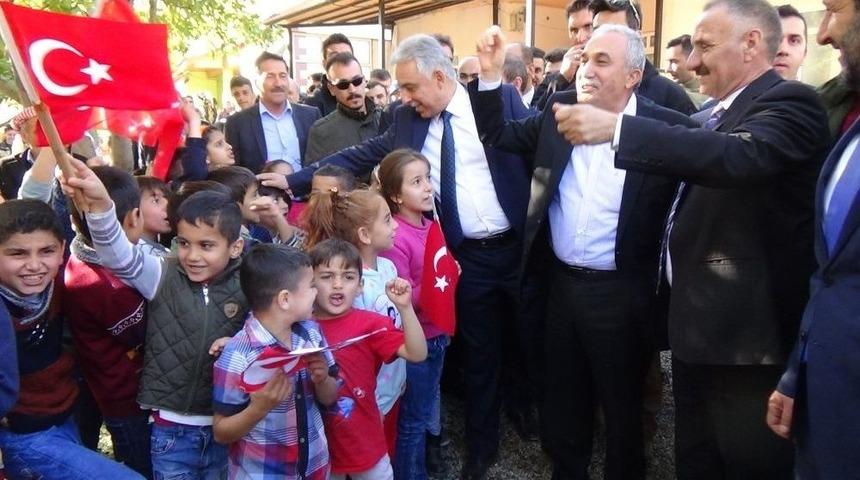 Fakıbaba T&uuml;rk Bayraklarıyla Karşılandı