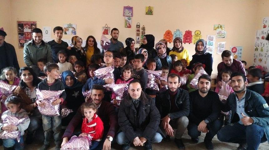 &Uuml;niversiteli Gen&ccedil;lerden K&ouml;y &Ccedil;ocuklarına Destek