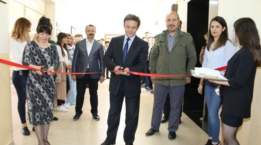 Nev&uuml; Meslek Y&uuml;ksekokulu 16.geleneksel Grafik Tasarım Sergisini A&ccedil;tı